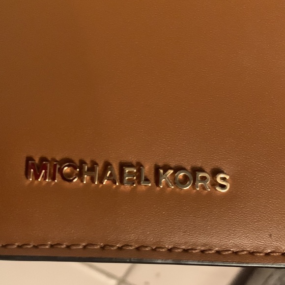 MICHAEL KORS Signature crossbody In reverse rectangle. GOLD CHAIN STRAP - Picture 10 of 16